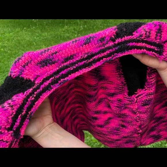 Hand-knitted varsity-style cardigan - Picture 3 of 3